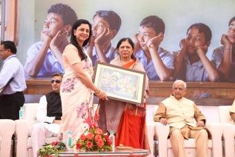 Ms. Vandana Tilak, CEO, Akshaya Patra USA, presents a memento to Shri Rika Shah, Founders, Sarva Mangal Family Trust
