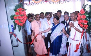 Anandiben Patel cuts the ribbon at the Surat kitchen