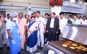 Anandiben Patel observes the roti-making machine